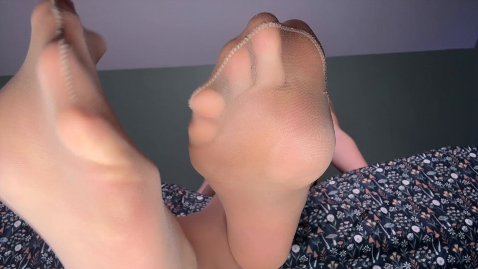 SneezeGoddess – Showing Our Sissy Girlfriend the Nylon Ropes